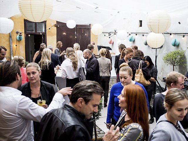 essencius kontor 08 En udendørs sommerfest med mange menneske i Essencius baggård.